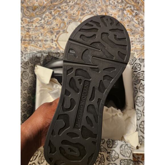 McQueen Men Oversized Runner - Picture 3 of 7